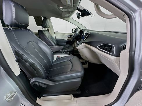 Used 2024 Chrysler Pacifica Touring-L image 30
