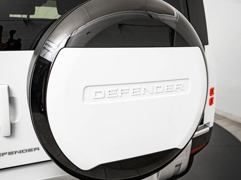 Used 2023 Land Rover Defender 90 S image 18