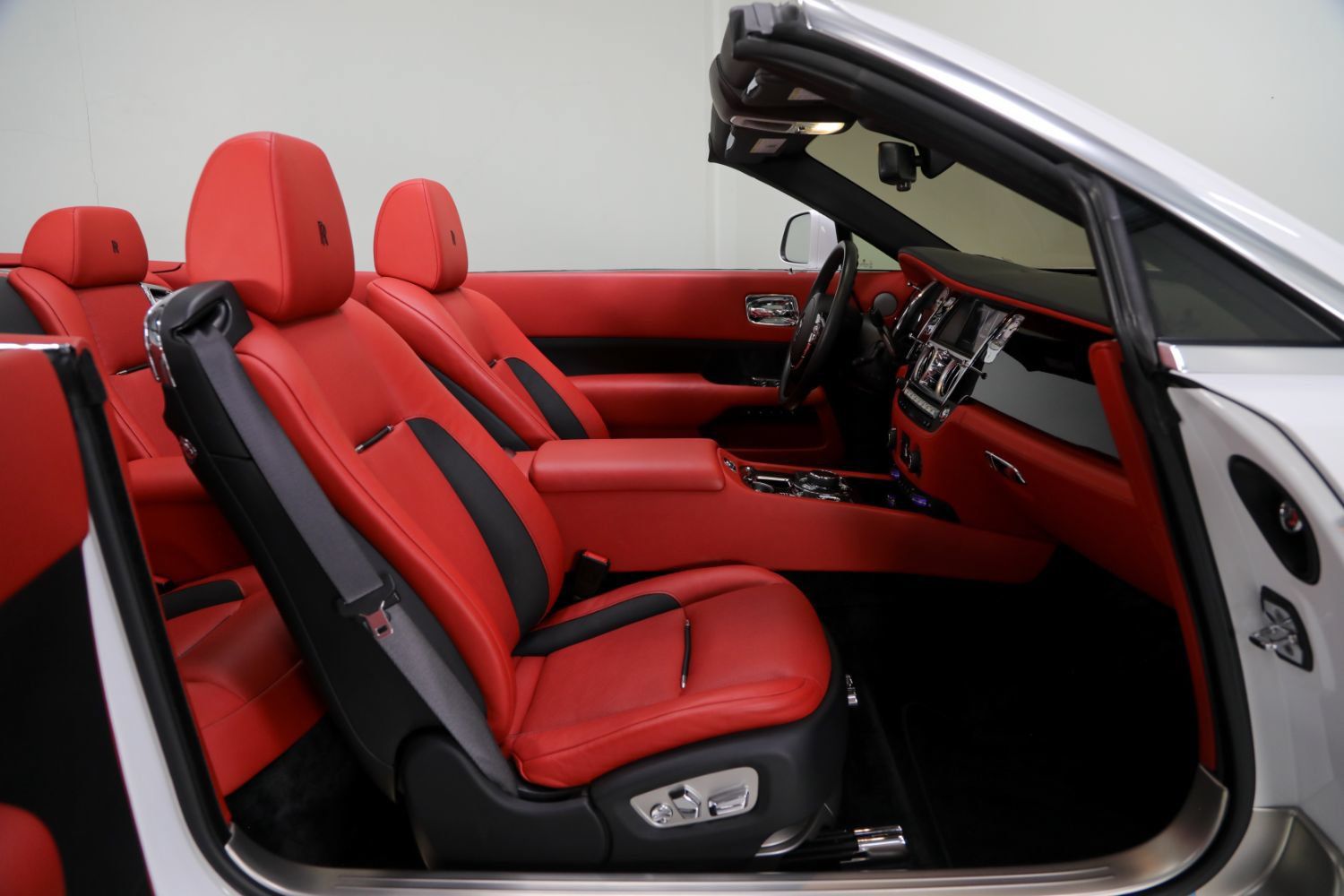Used 2018 Rolls-Royce Dawn RWD image 31