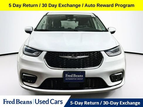 Used 2023 Chrysler Pacifica Touring-L FWD image 3