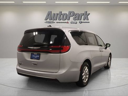 Certified 2024 Chrysler Pacifica Touring-L FWD image 7