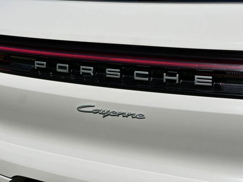 Certified 2025 Porsche Cayenne AWD/4WD image 32