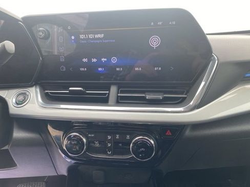 Used 2025 Chevrolet Trax LT FWD image 16