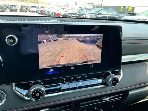 Used 2024 Chevrolet Colorado Z71 image 18