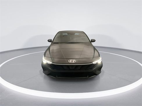 Used 2025 Hyundai Elantra Sport image 7