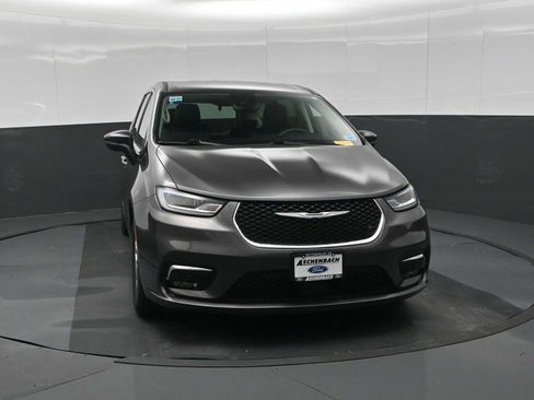 Used 2023 Chrysler Pacifica Touring-L FWD image 3