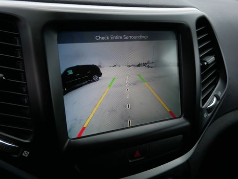 Certified 2018 Jeep Cherokee Latitude Plus w/ Cold Weather Group image 32