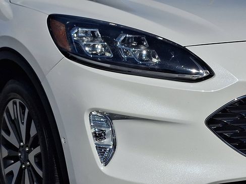 Used 2020 Ford Escape Titanium image 9