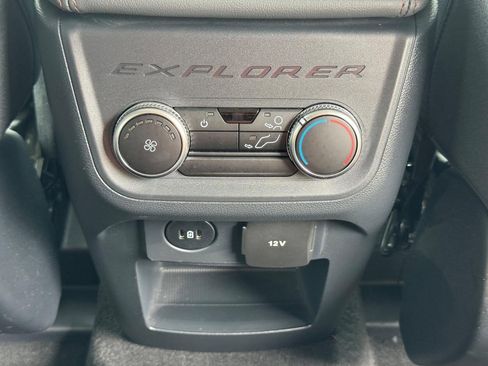 Used 2025 Ford Explorer Active AWD/4WD image 18