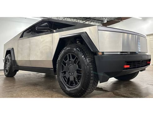 Used 2024 Tesla Cybertruck AWD Crew Cab image 6