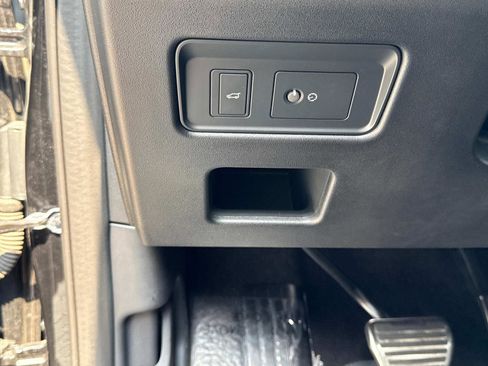 Certified 2024 Land Rover Discovery Dynamic SE image 31