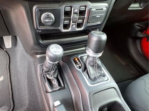 Used 2023 Jeep Gladiator Overland AWD/4WD image 27