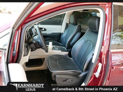 Used 2023 Chrysler Pacifica Limited FWD image 2