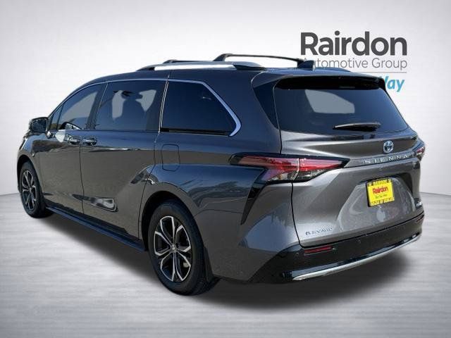 Used 2025 Toyota Sienna Platinum AWD/4WD image 5