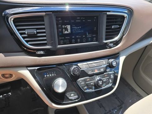 Used 2020 Chrysler Pacifica Touring FWD image 33