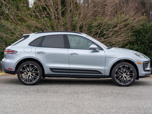 Certified 2025 Porsche Macan image 8