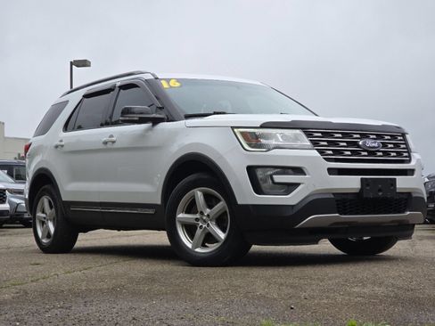 Used 2016 Ford Explorer XLT w/ Equipment Group 201A AWD/4WD image 2