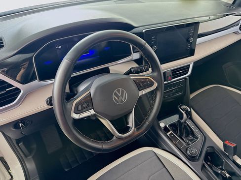 Used 2025 Volkswagen Taos SE image 11