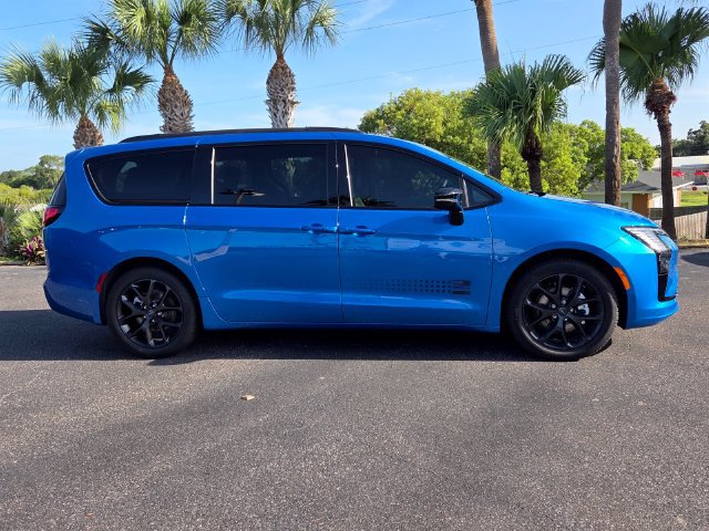 New 2027 Chrysler Pacifica Select FWD image 9