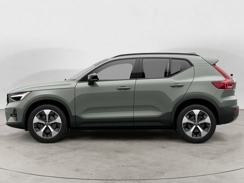 Used 2023 Volvo XC40 B5 Plus w/ Climate Package AWD/4WD image 4