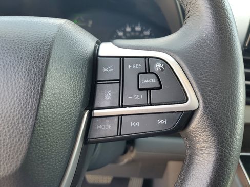 Used 2024 Toyota Sienna XLE FWD image 27