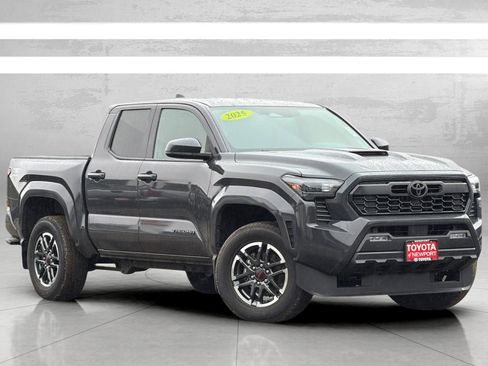 Used 2025 Toyota Tacoma TRD Sport AWD/4WD image 2