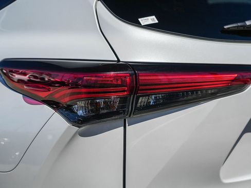 Used 2022 Toyota Highlander XSE FWD image 9