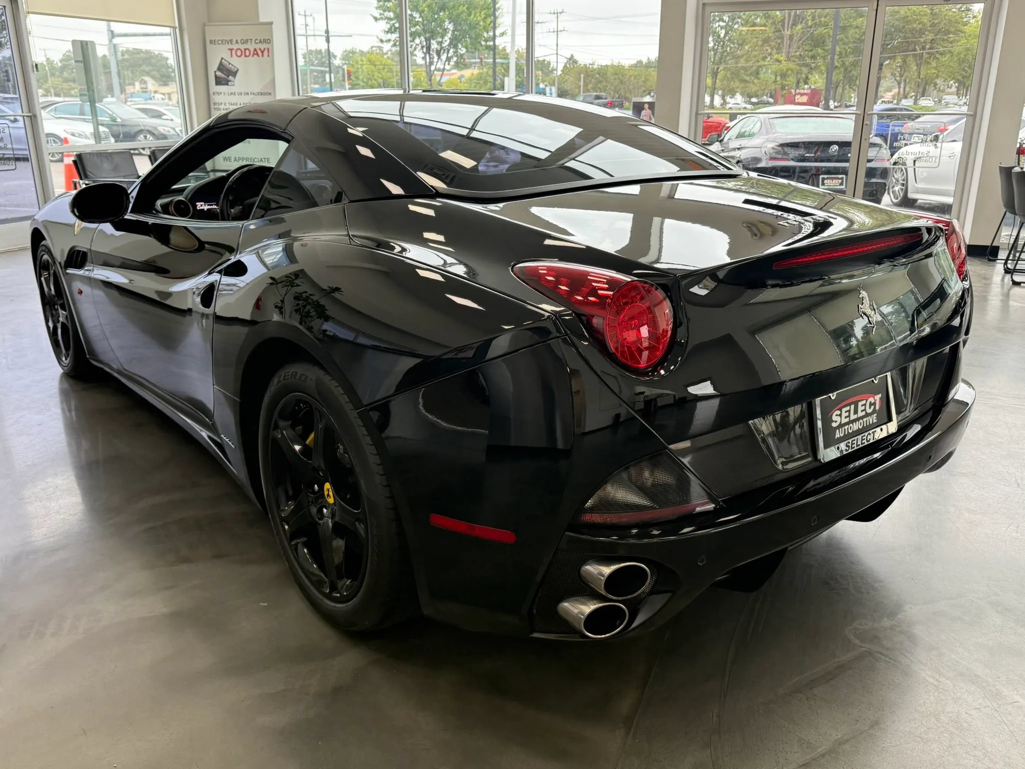 Used 2010 Ferrari California RWD image 3