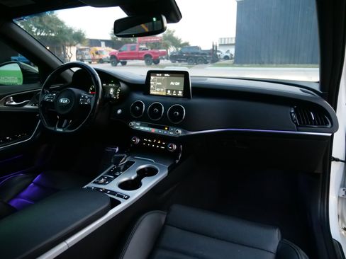 Used 2018 Kia Stinger GT2 image 18