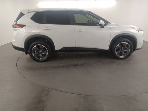 Used 2024 Nissan Rogue SV FWD image 8