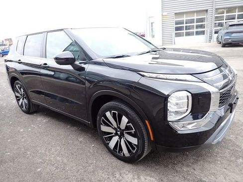 Used 2025 Mitsubishi Outlander SE image 10