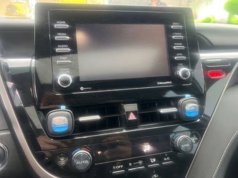 Used 2022 Toyota Camry SE w/ Cold Weather Package image 13