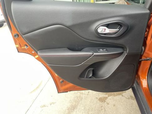 Used 2015 Jeep Cherokee Trailhawk AWD/4WD image 28