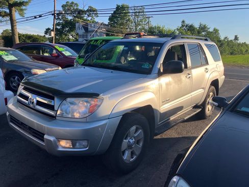 Used 2005 Toyota 4Runner SR5 AWD/4WD image 2