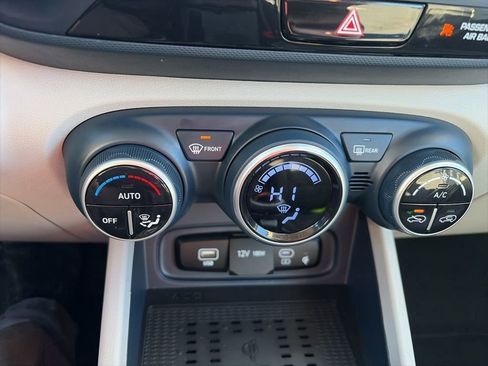 Used 2025 Hyundai Venue Limited image 17