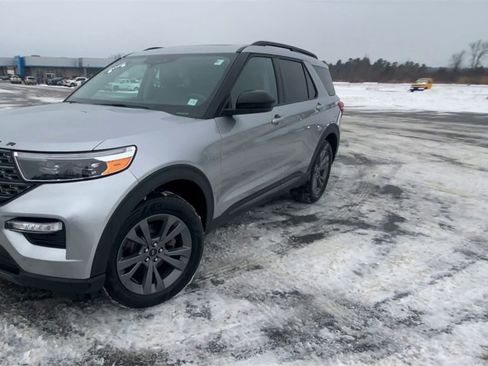 Used 2022 Ford Explorer XLT w/ Equipment Group 202A image 4