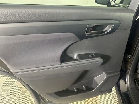 Used 2023 Toyota Highlander LE AWD/4WD image 19