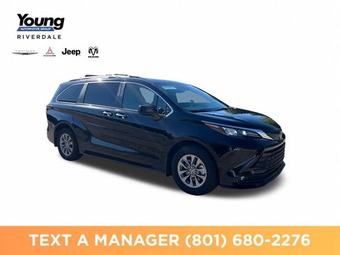 Used 2025 Toyota Sienna XLE w/ XLE Plus Package FWD image 7