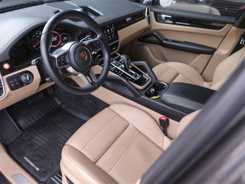 Certified 2023 Porsche Cayenne Coupe image 4