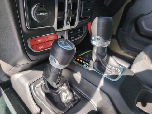 Used 2025 Jeep Gladiator Sport image 39