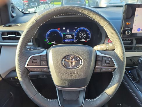 Used 2026 Toyota Sienna XSE FWD image 23