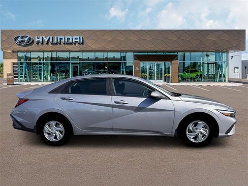 New 2026 Hyundai Elantra SE image 9