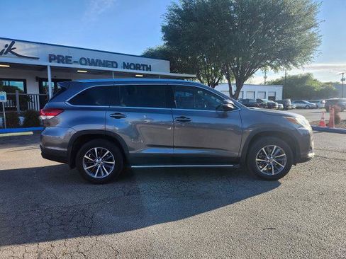Used 2019 Toyota Highlander XLE image 2