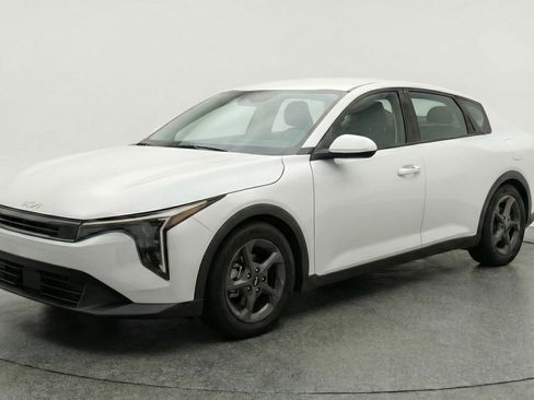 Used 2025 Kia K4 LXS image 3