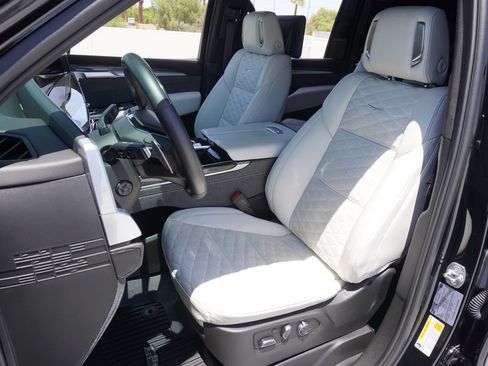 Certified 2025 Cadillac Escalade ESV V AWD/4WD image 15