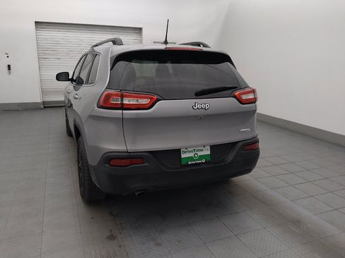 Used 2018 Jeep Cherokee Latitude Plus image 6