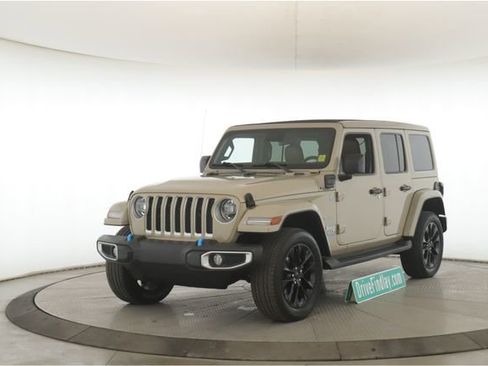 Used 2022 Jeep Wrangler Unlimited Sahara w/ Cold Weather Group image 10