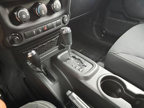 Used 2016 Jeep Wrangler Unlimited Rubicon w/ Connectivity Group AWD/4WD image 31