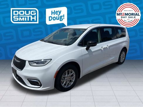 Used 2024 Chrysler Pacifica Touring-L FWD image 1