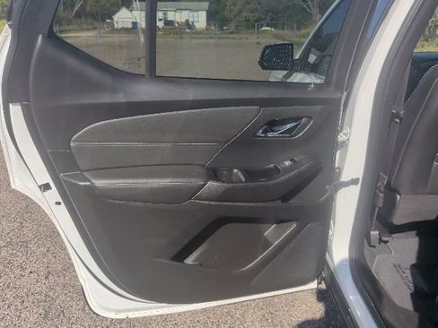 Used 2023 Chevrolet Traverse LT image 12